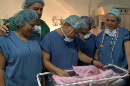 La bebé fue sometida a una especie de cesárea para extraer al pequeño feto, que carecía de corazón y cerebro