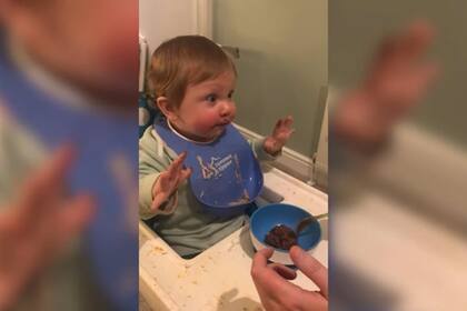 La bebé probó chocolate por primera vez y su reacción no tiene desperdicio