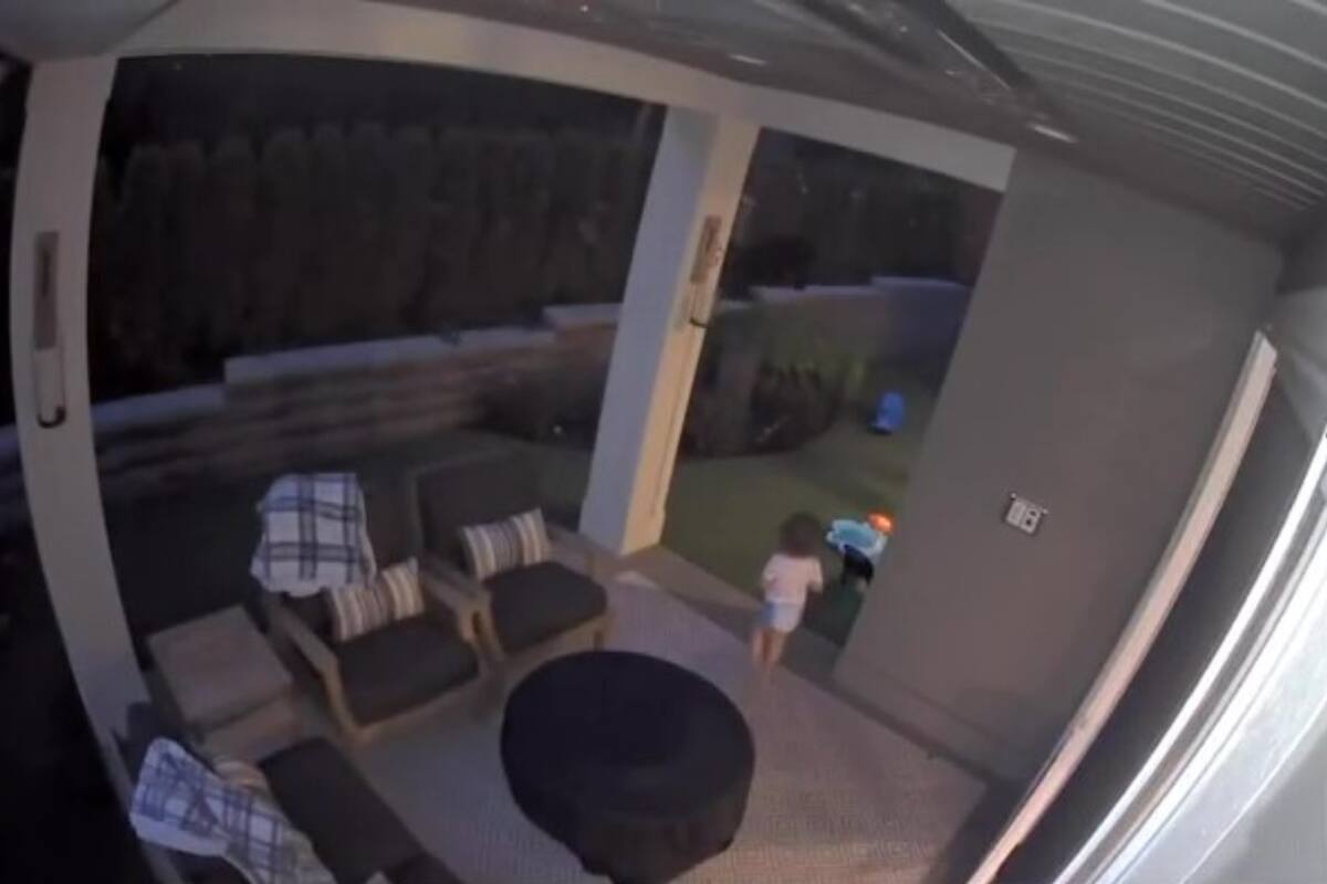 La bebé salió en búsqueda del oso y su mamá la salvó