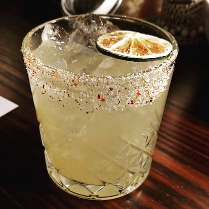 La bebida tradicional es hecha a base de tequila, sal y limón, pero este último es opcional y se puede sustituir por naranja (Crédito: Instagram/@toddmccalla)