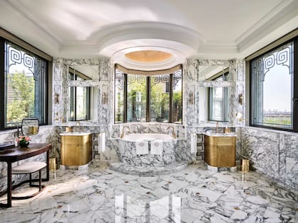 La Belle Etoile Suite cuenta con servicios exclusivos como mayordomo personal y acceso a un Rolls-Royce para traslados.