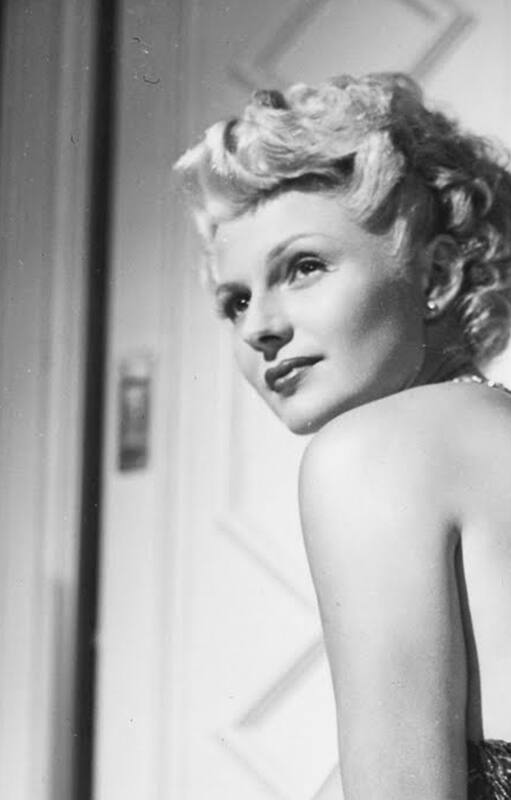 La belleza inconfundible de Rita Hayworth, pese a una impensada cabellera rubia, en La dama de Shanghai