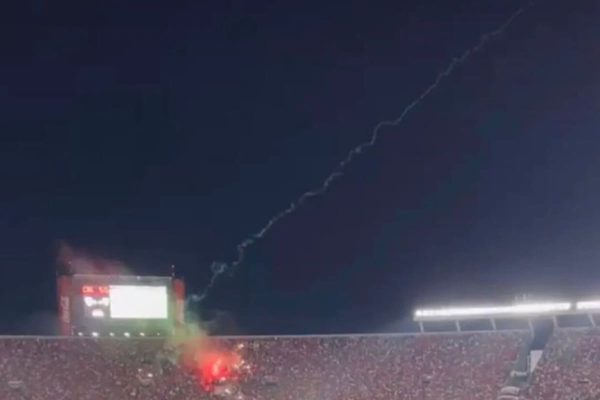 La bengala que atravesó el cielo del Monumental rumbo a la Centenario Alta