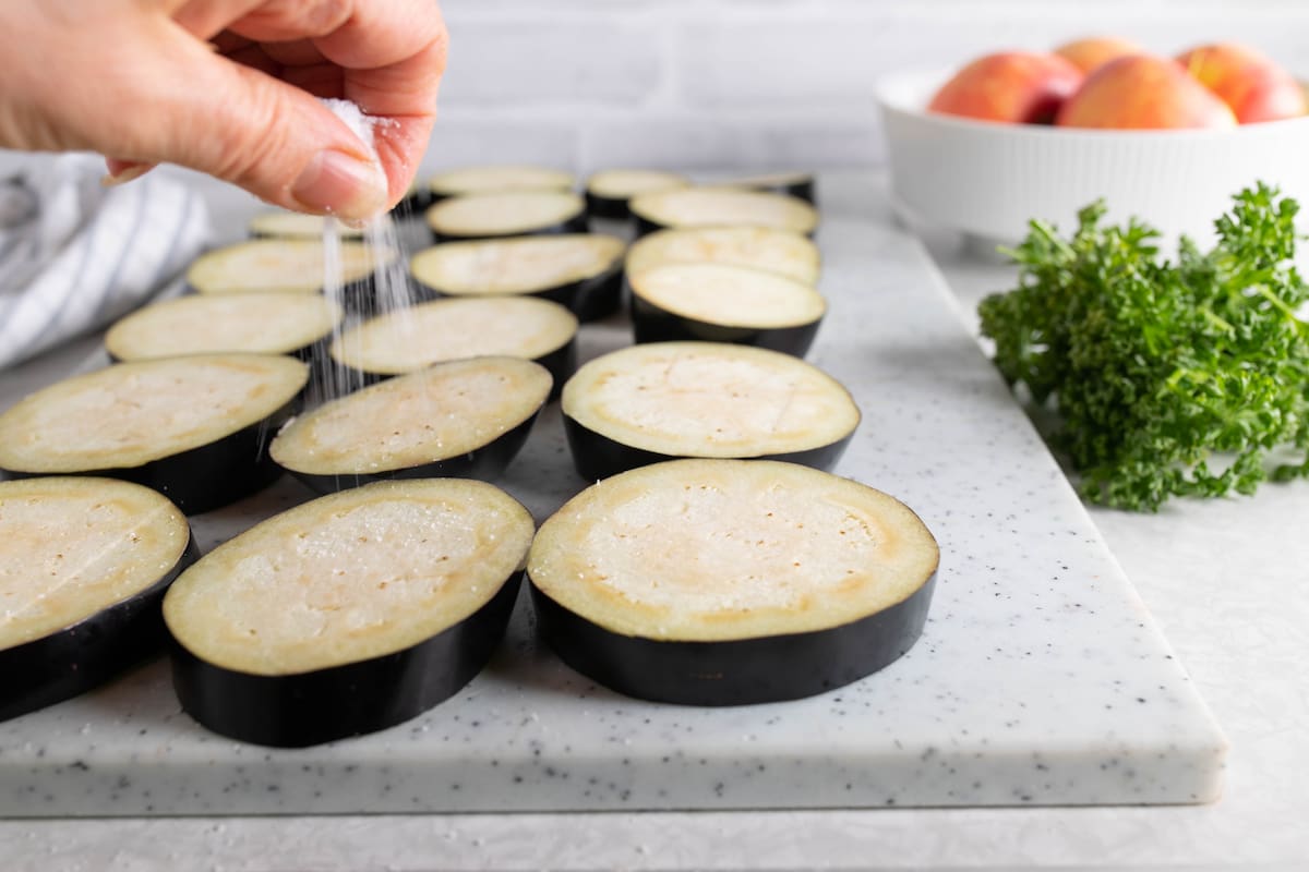 La berenjena puede ser mala para la salud si se consume cruda o en grandes cantidades, ya que contiene una sustancia tóxica llamada solanina