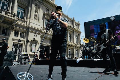 La Beriso en un set montado en la puerta del Teatro Colón; la banda siempre se dio el lujo de habitar espacios no convencionales