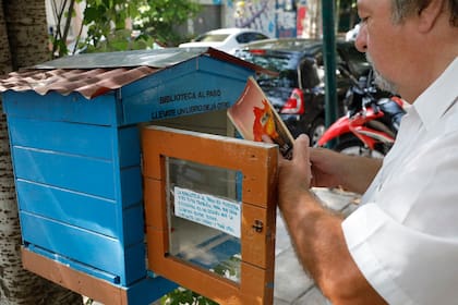 La biblioteca al paso, que nació en la calle Gándara al 2800, se mudó a la plaza Exodo jujeño, en Parque Chas