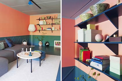 La biblioteca amurada es un diseño propio. Contra la parte verde de la pared, dos jarrones de cerámica ‘Jonsberg’, que la reconocida diseñadora holandesa Hella Jongerius hizo para Ikea.