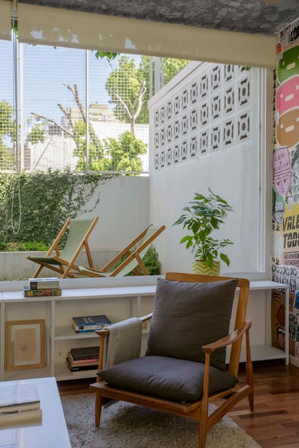La biblioteca aprovecha el espacio bajo la ventana y deja los libros al alcance de la mano