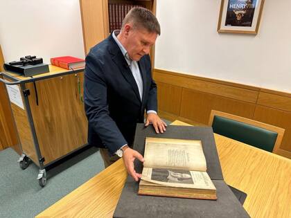 La Biblioteca Británica cuenta con cinco copias del Primer Folio y Adrian Edwards es director de esa colección