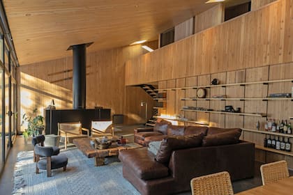 La biblioteca continua cose el living con el comedor y con la cocina.