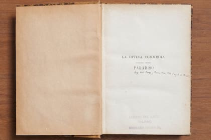 Un ejemplar de "La divina comedia", que Borges recibió como regalo de su madre