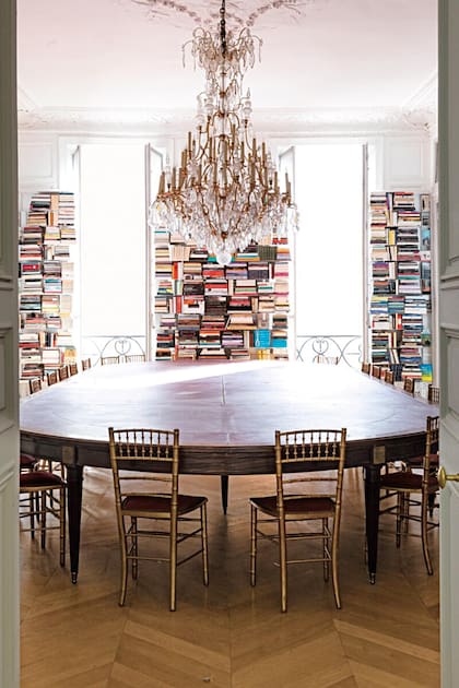 La biblioteca de Lagerfeld. La araña de bronce de dos metros de alto, la mesa de caoba estilo Luis XVI y las sillas Chiavari son parte del lote que Sotheby’s rematará el 14 de diciembre.