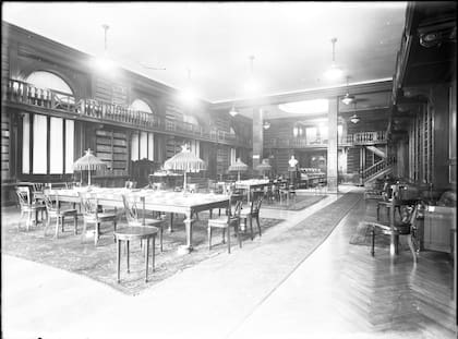 La biblioteca del Jockey Club, en su sede de la calle Florida fue destruida por los violentos el 15 de abril de 1953