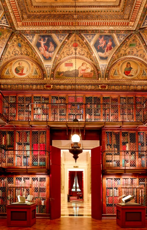 La biblioteca es la sala principal, también conocida como Sala Este.