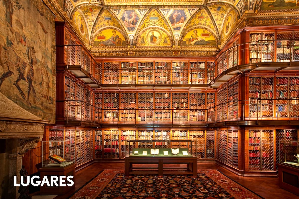 La biblioteca es la sala principal, también conocida como Sala Este.