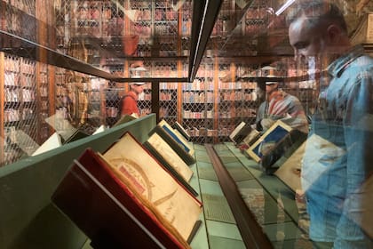 La biblioteca es la sala principal y la más grande de la Morgan Library donde se exhibe la colección de libros, manuscritos y partituras en estanterías y vitrinas.