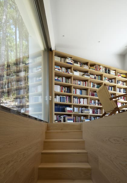 La biblioteca es una de las grandes protagonistas de esta casa, y está íntimamente relacionada a la trama de la película.