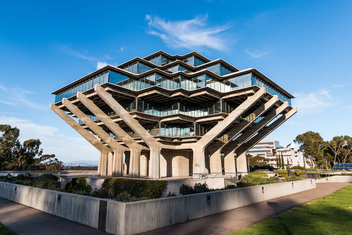 La Biblioteca Geisel, situada en el campus de la Universidad de San Diego, California, es un ícono del brutalismo, destacada por su forma geométrica única y su estructura de concreto