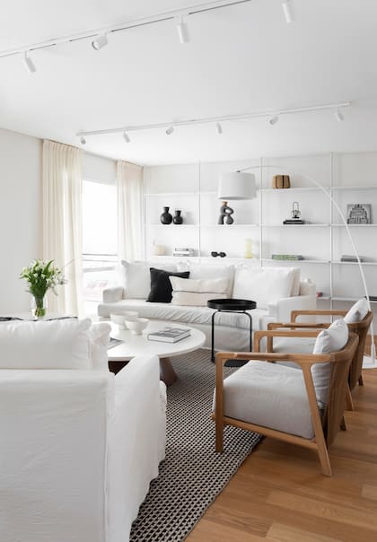 La biblioteca, mesa ratona y sillones fueron diseñados por Berna Casa.