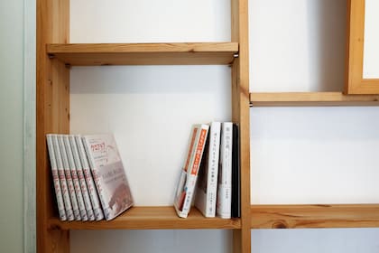 La biblioteca mínma de Naoki Numahata en su departamento de Tokio
