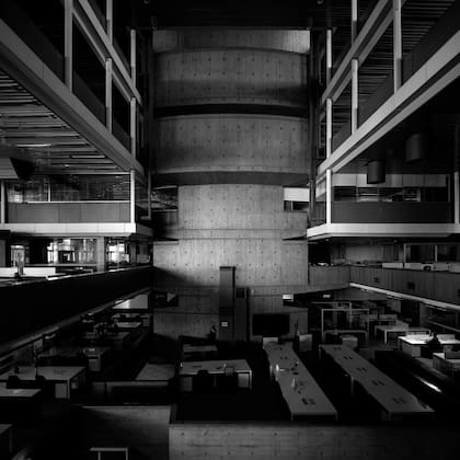 La Biblioteca Nacional, diseñada por Clorindo Testa, en la mirada de Daniela Mac Adden