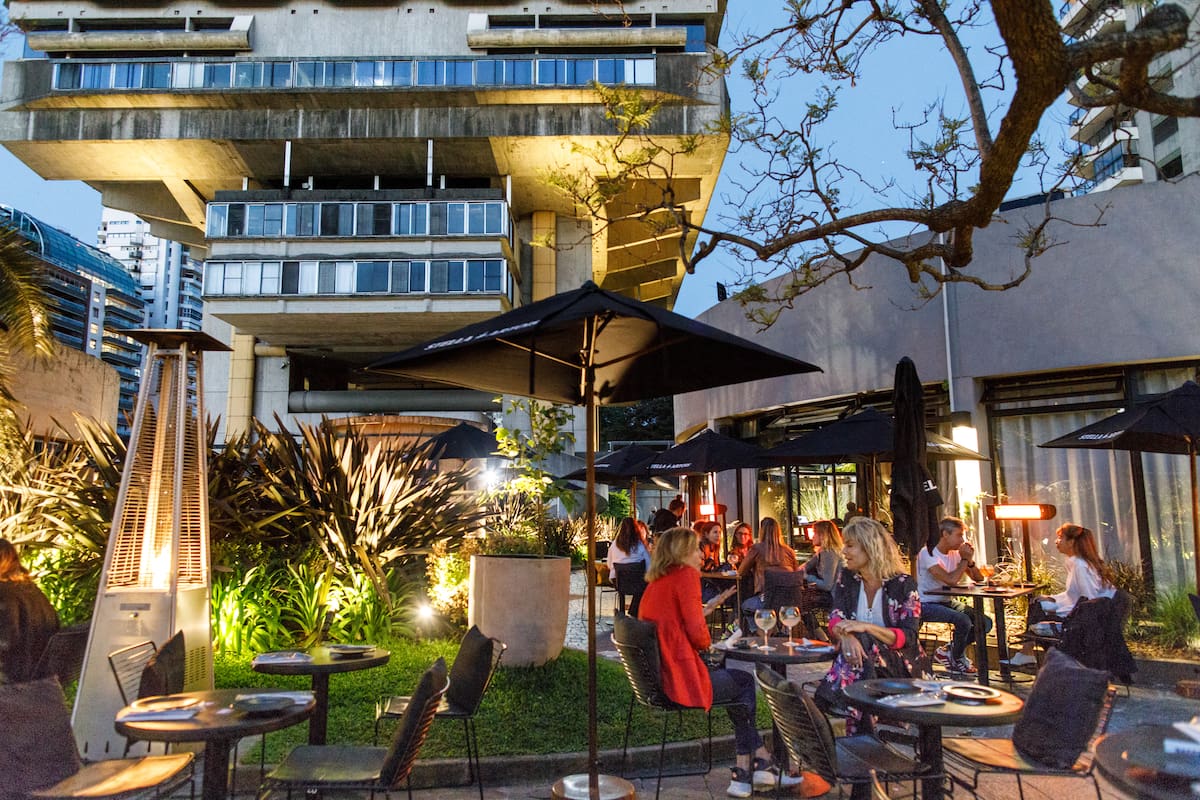 La Biblioteca Nacional es el marco del bar de gin y tapas.