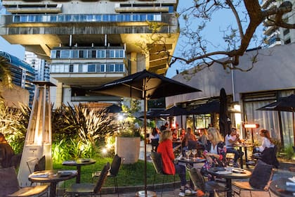 La Biblioteca Nacional es el marco del bar de gin y tapas.