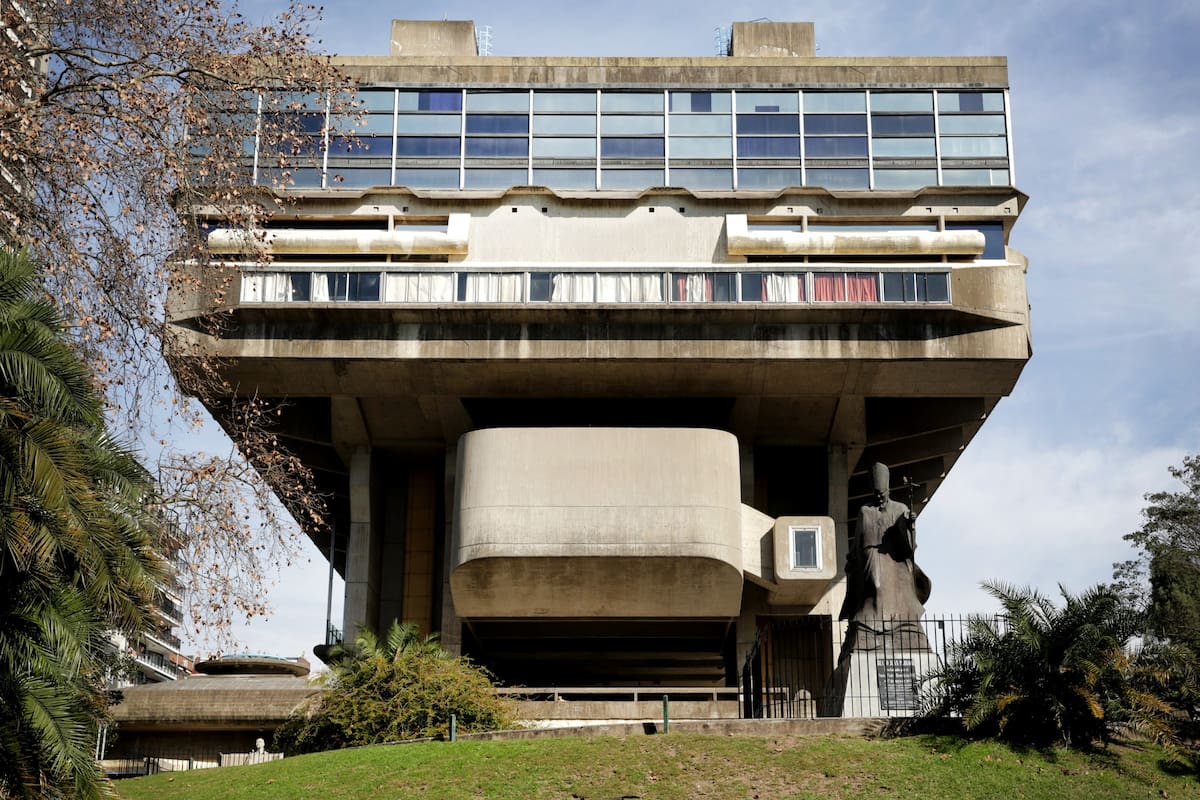La Biblioteca Nacional fue inaugurada en 1992 en base a un proyecto del arquitecto Clorindo Testa