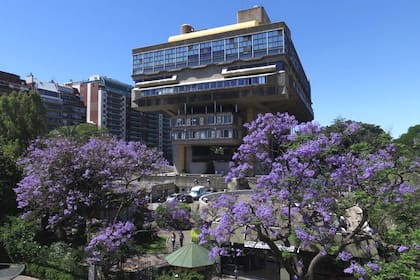 La biblioteca Nacional Mariano Moreno se realizó en base a un proyecto de Clorindo Testa, Francisco Bullrich y Alicia Cazzaniga