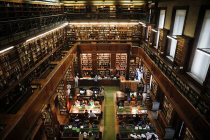 La Biblioteca no es pública, solo tienen acceso los alumnos y el personal del Colegio.