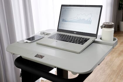 La bici eKinekt BD 3 tiene puertos para cargar el celular o la notebook con el pedaleo; la mesa se puede ajustar según si estamos haciendo más ejercicio o sólo trabajando