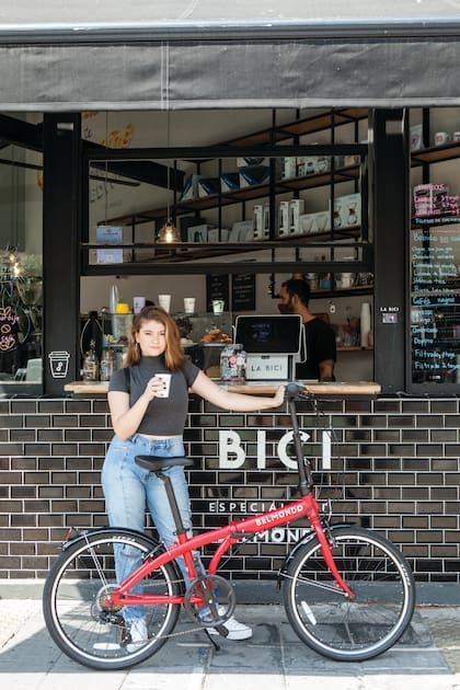 La Bici está ubicada en una esquina del barrio de Villa Crespo.