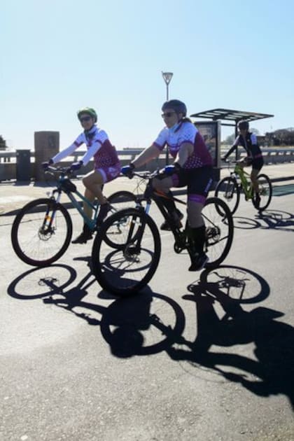 La bicicleta se impone como medio de transporte y quienes la utilizan comienzan a unirse en torno a diversas iniciativas, como Chicas Trek, que salen a pedalear en grupo todos los sábados