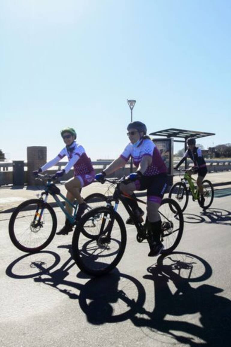 La bicicleta se impone como medio de transporte y quienes la utilizan comienzan a unirse en torno a diversas iniciativas