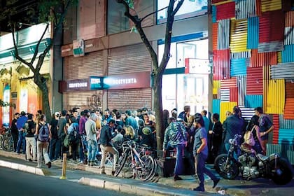 La bicisenda de la calle Gorriti es casi una extensión del bar, que ofrece café de especialidad, cerveza artesanal y comida al paso