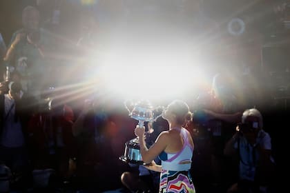 La bielorrusa Aryna Sabalenka besa el trofeo tras coronarse en el Abierto de Australia el sábado 28 de enero de 2023 (AP Foto/Asanka Brendon Ratnayake)