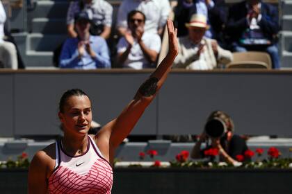 La bielorrusa Aryna Sabalenka celebra tras superar a la rusa Kamilla Rakhimova en la tercera ronda del Abierto de Francia el viernes 2 de junio del 2023. (AP Foto/Thibault Camus)