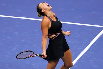 La bielorrusa Aryna Sabalenka festeja su triunfo sobre la local Jessica Pegula en las semifinales del Abierto de Estados Unidos, el jueves 4 de septiembre de 2025 (AP Foto/Yuki Iwamura)