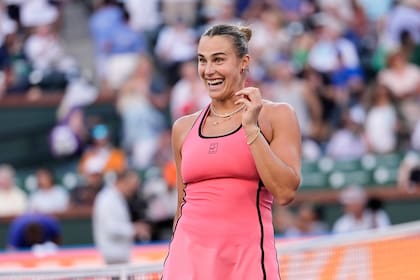 La bielorrusa Aryna Sabalenka, N° 1 del mundo, festeja luego de vencer a la checa Linda Noskova