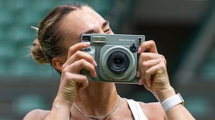La bielorrusa Aryna Sabalenka retrató la experiencia de la cancha número 1 en soledad con su cámara Polaroid