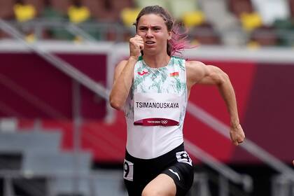 La bielorrusa Krystsina Tsimanouskaya compite en los 100 metros en los Juegos de Tokio, el 30 de julio de 2021. (AP Foto/Martin Meissner)