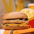 La hamburguesa más famosa del mundo que todos los países usan como referencia y su insólito episodio en la Argentina
