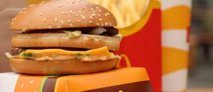 La hamburguesa más famosa del mundo que todos los países usan como referencia y su insólito episodio en la Argentina
