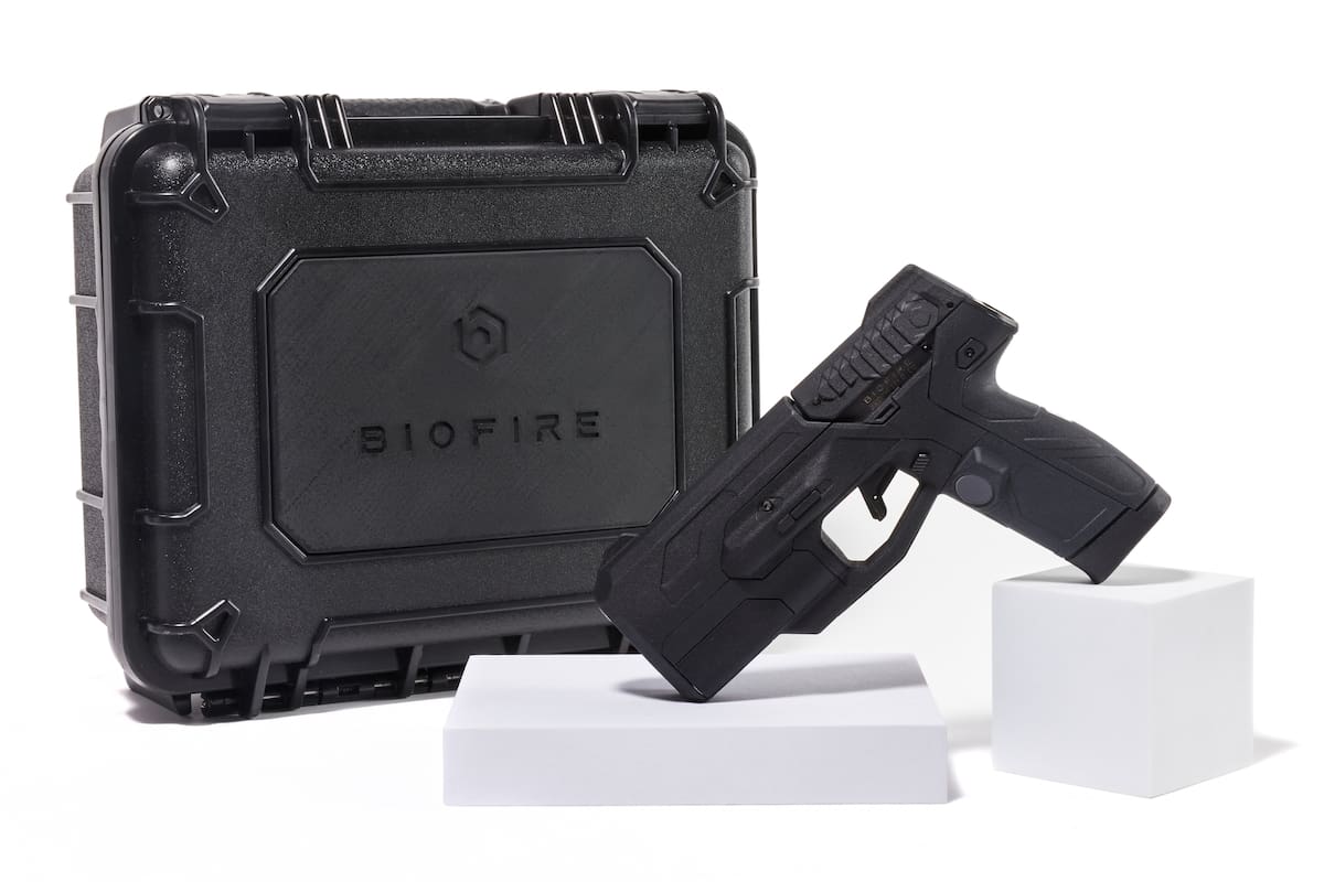 La Biofire Smart Gun tiene un sensor de huellas dactilares y un escáner 3D para el rostro; sólo se activará si reconoce a la persona usando el arma