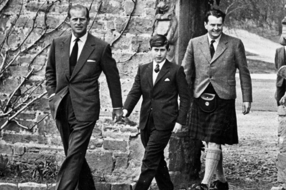 La biografía señala que el duque de Edimburgo le impuso a su primogénito una personalidad fuerte y extrovertida sin considerar que Carlos era tímido y sensible