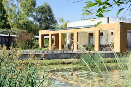 La biopiscina y el estanque componen el jardín acuático.