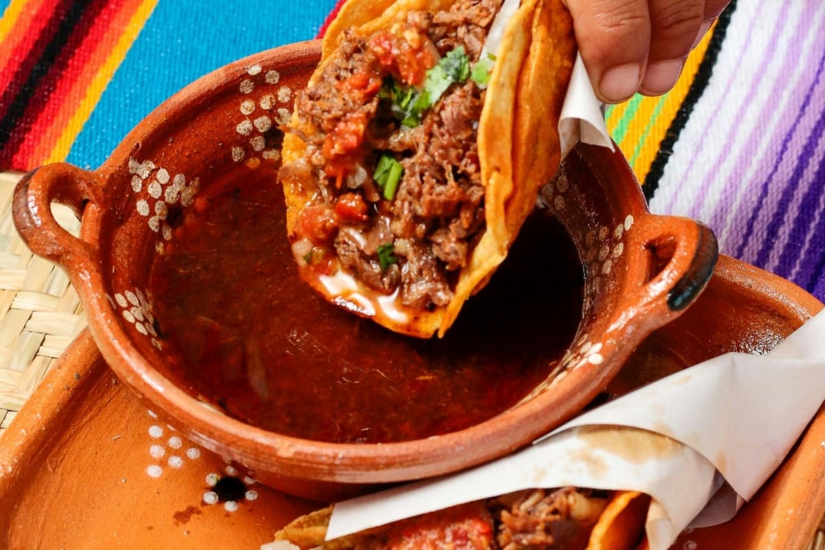 La birria es uno de los platillos más emblemáticos de la gastronomía jalisciense
