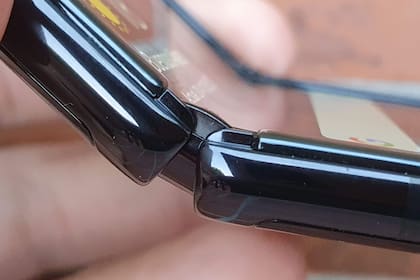 La bisagra del Galaxy Z Flip tiene bordes que protegen el mecanismo de la entrada de polvo