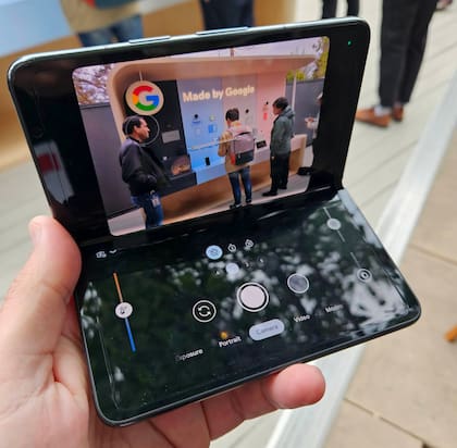 La bisagra del Pixel Fold es muy firme, permite poner las dos partes de la pantalla en cualquier posición; algunas aplicaciones detectan esta posición y cambian su diseño