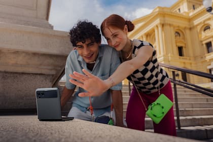 La bisagra del Razr 40 permite mantener el teléfono abierto en diferentes posiciones para aprovechar su cámara interna de 32 megapixeles, o usar las externas con el teléfono como un trípode